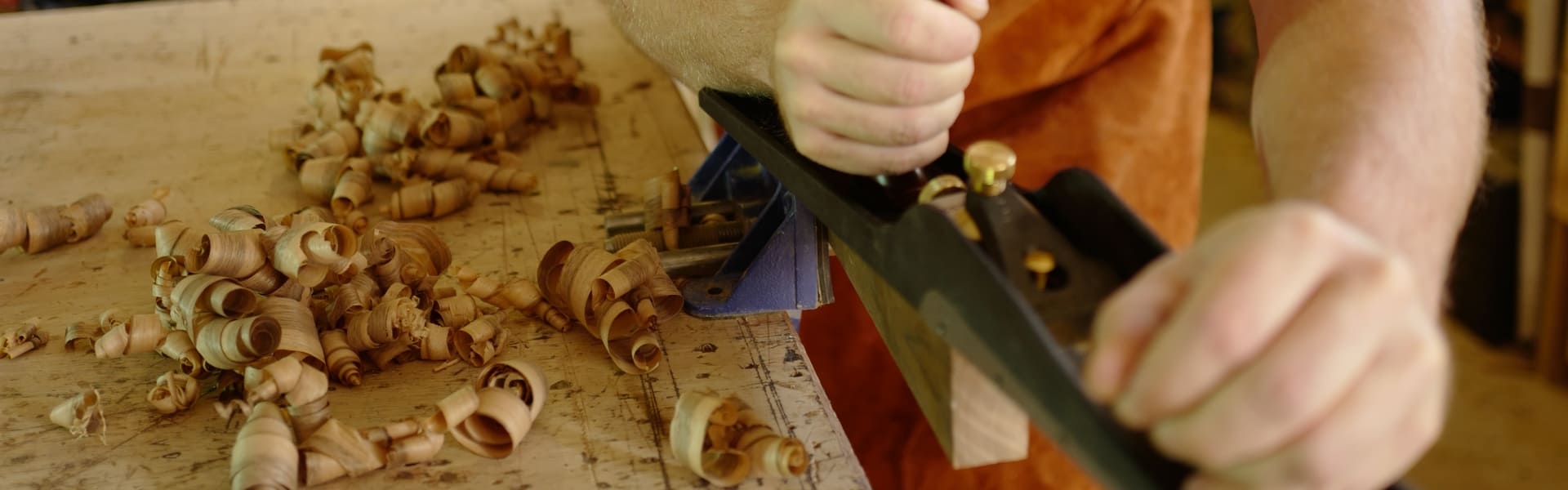 ébéniste rabote copeaux de bois