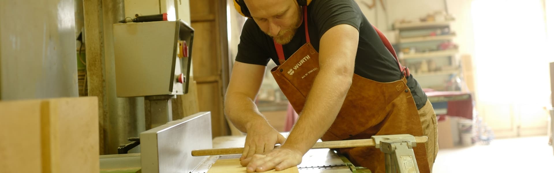 ébéniste rabote planche de bois 2