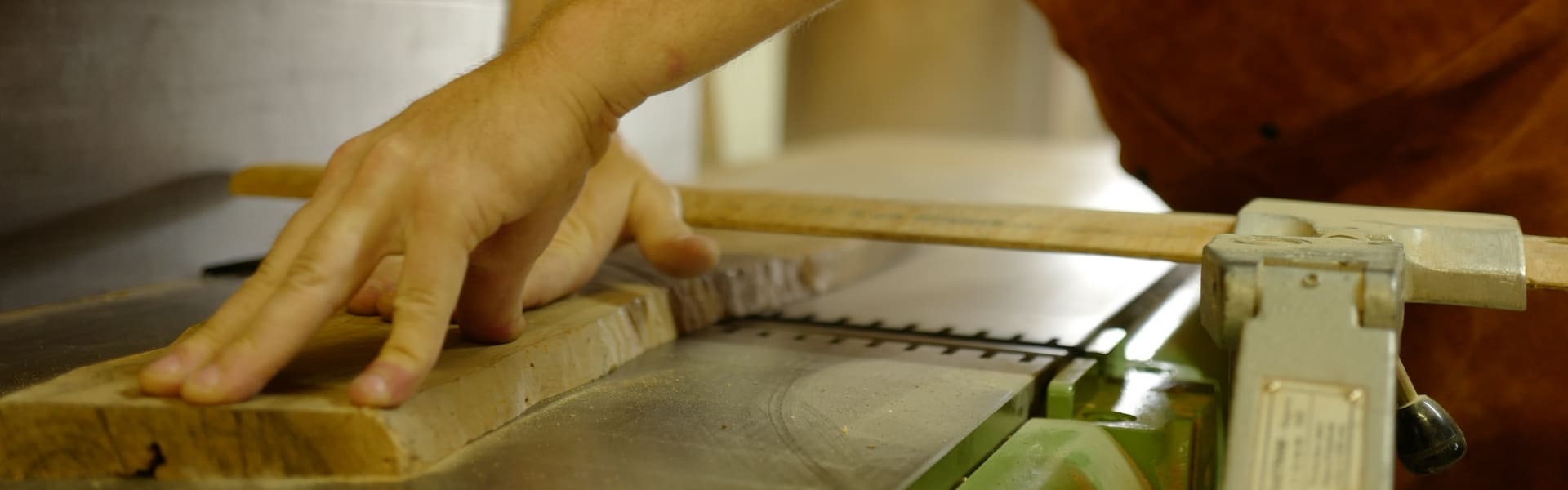 ébéniste rabote planche de bois